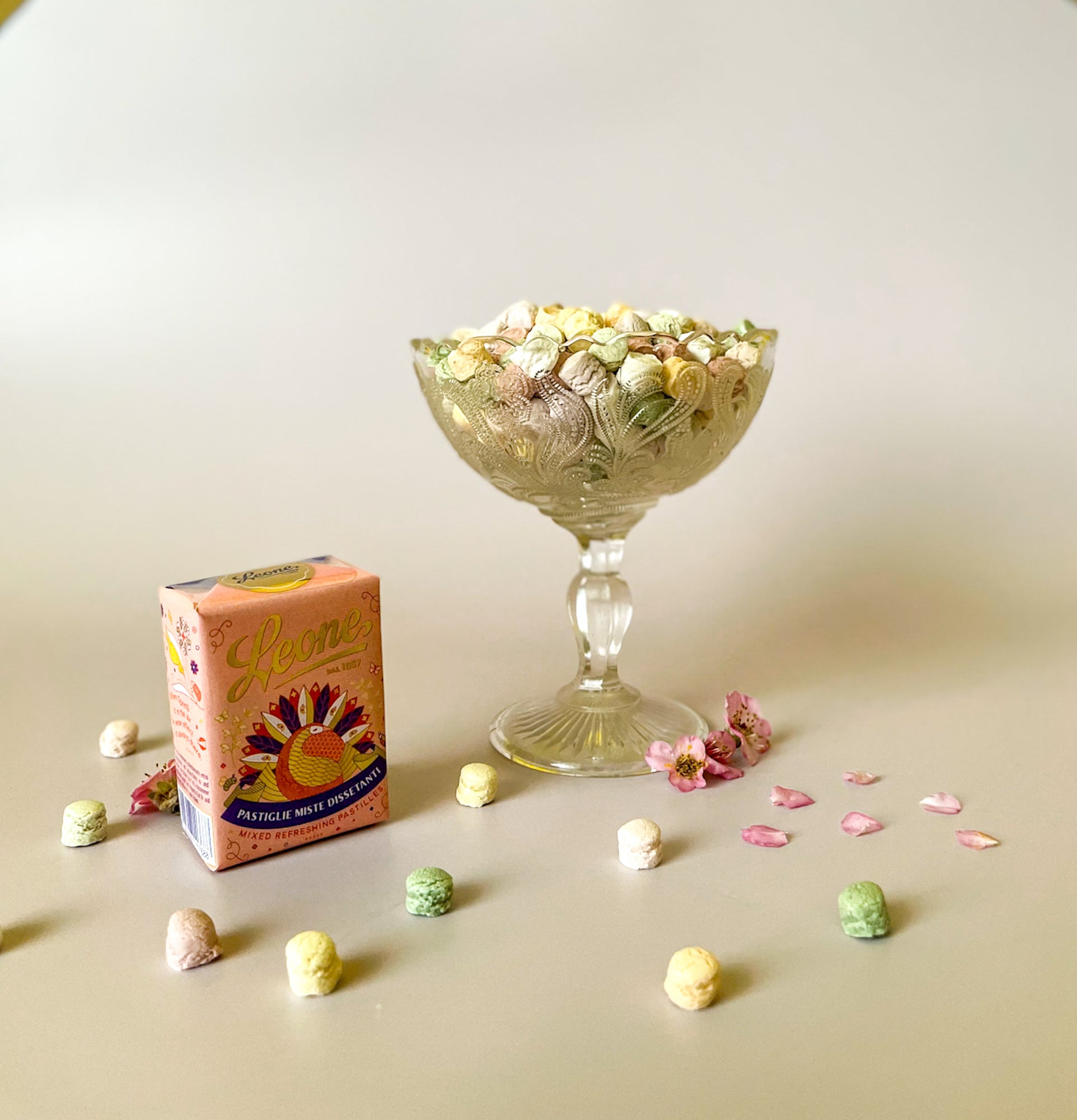 Leone e piccole storie di felicita con pavone e miste dissetanti