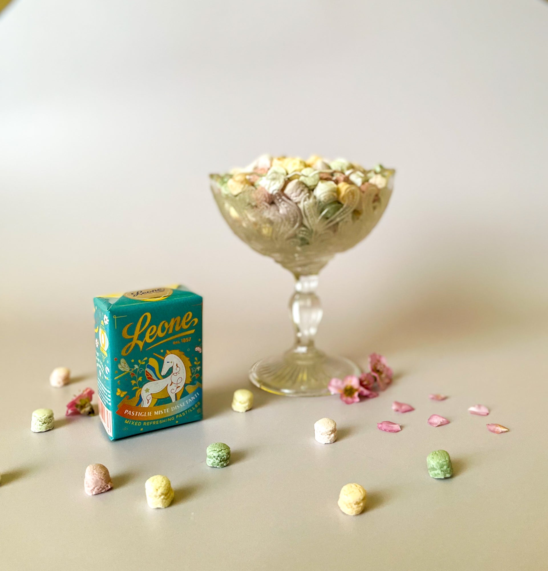 Leone piccole storie di felicita con unicorno e pastglie miste dissentanti