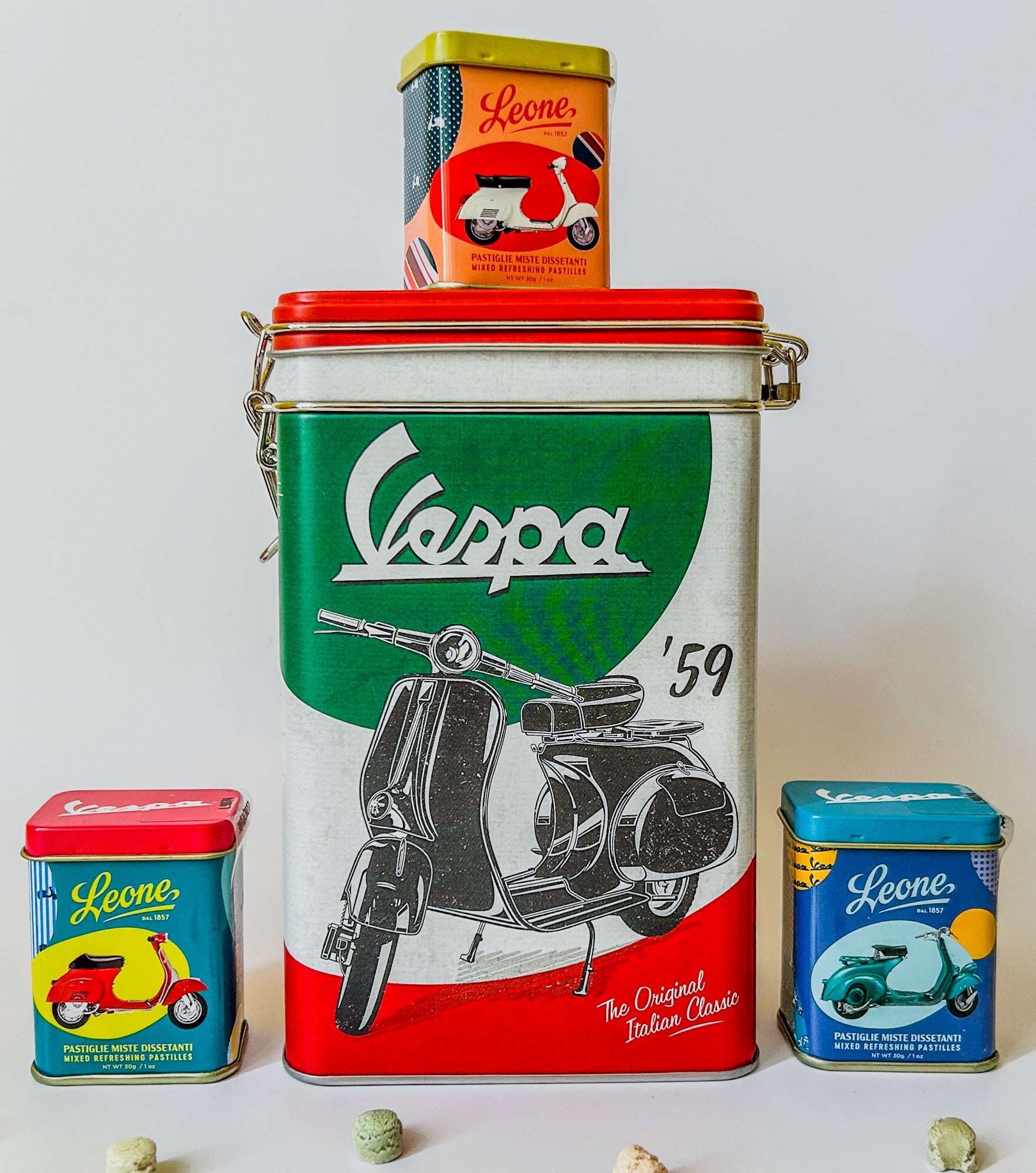 Vespa 80-Jahre-Jubiläum mit drei Dosen Vespa von Leone gemischte Früchte