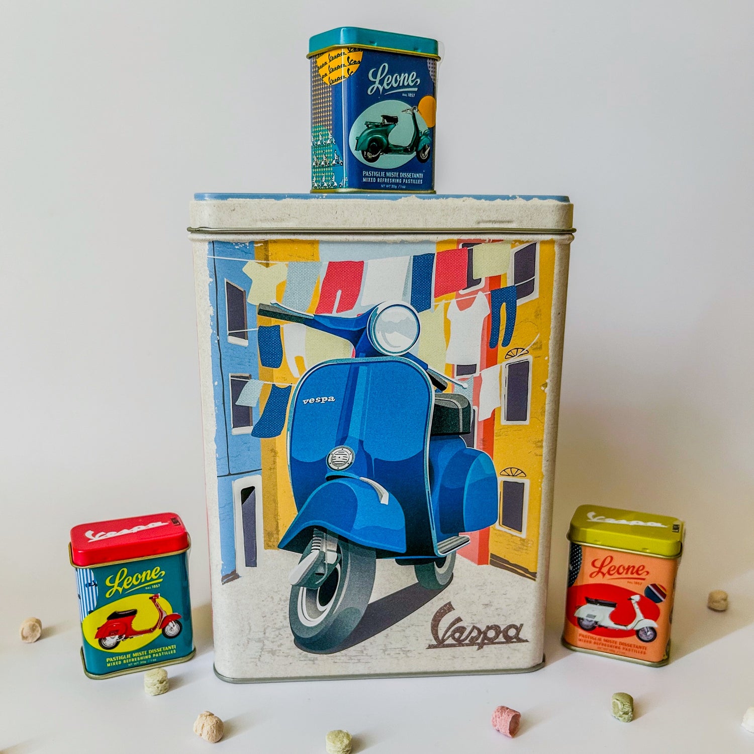 80-Jahre-Jubiläum von Vespa mit der 30g-Dosen von Pastiglie Leone