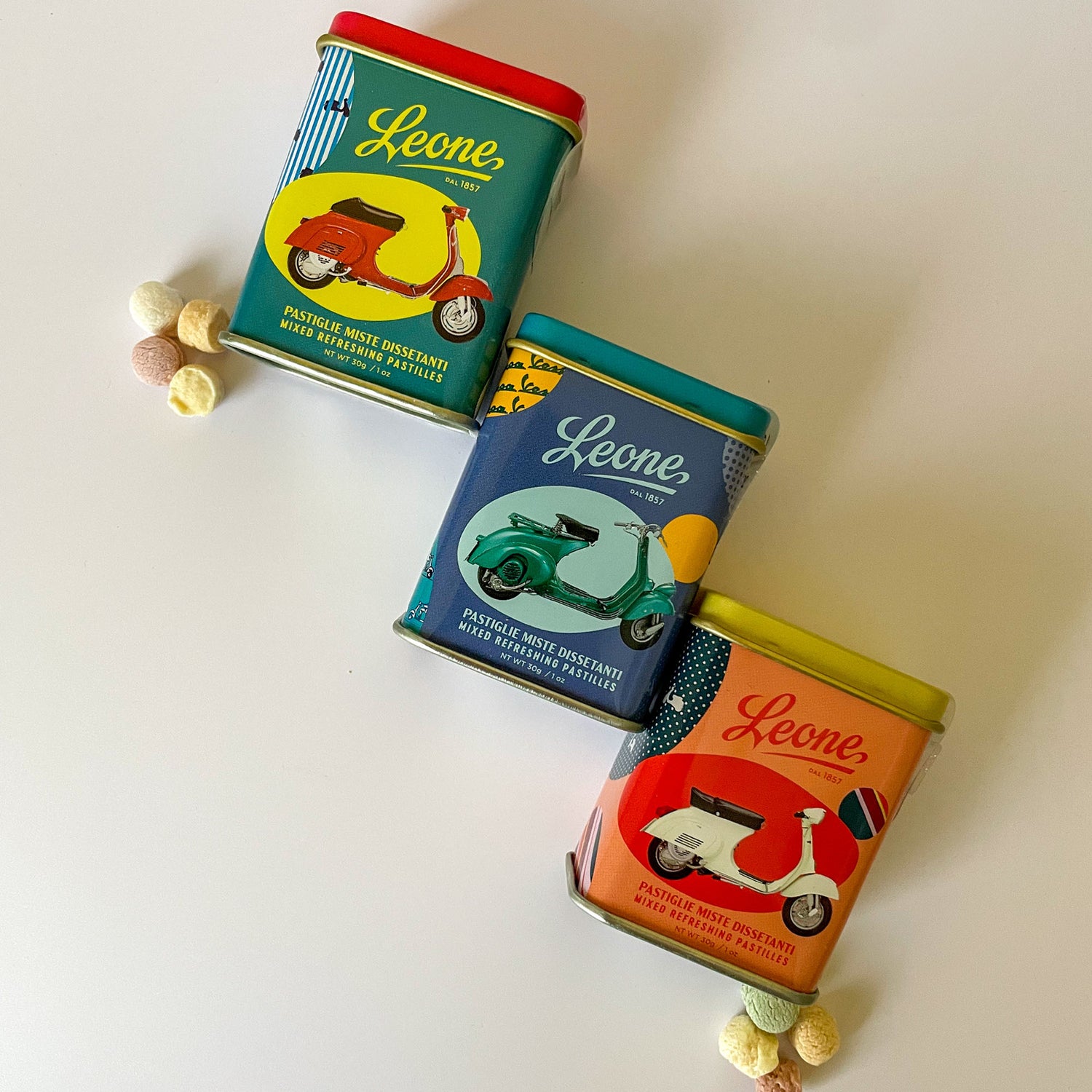 Dosen von Pastiglie Leone für das Jubiläum von Vespa in 2026
