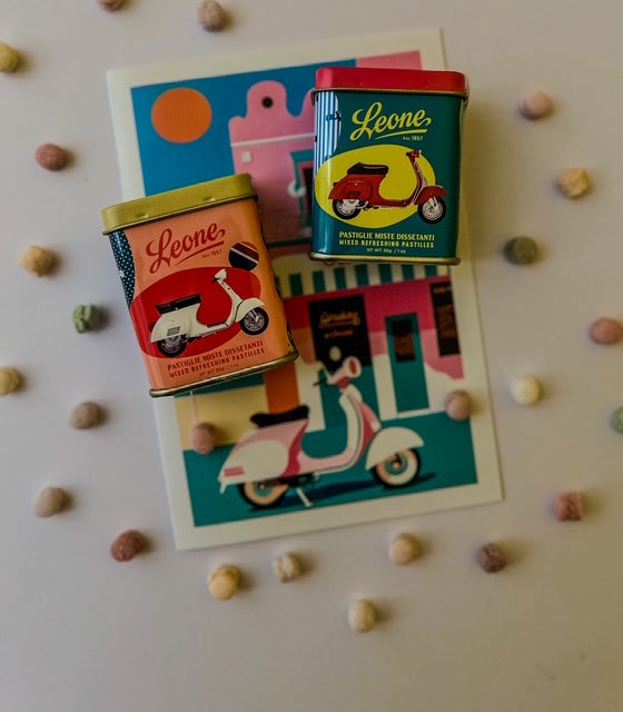 Leone x Vespa: dieser Bundle ist für Vespa Fans gedacht (eine Vespa Karte mit der Vespa Dosen 30g von Leone)